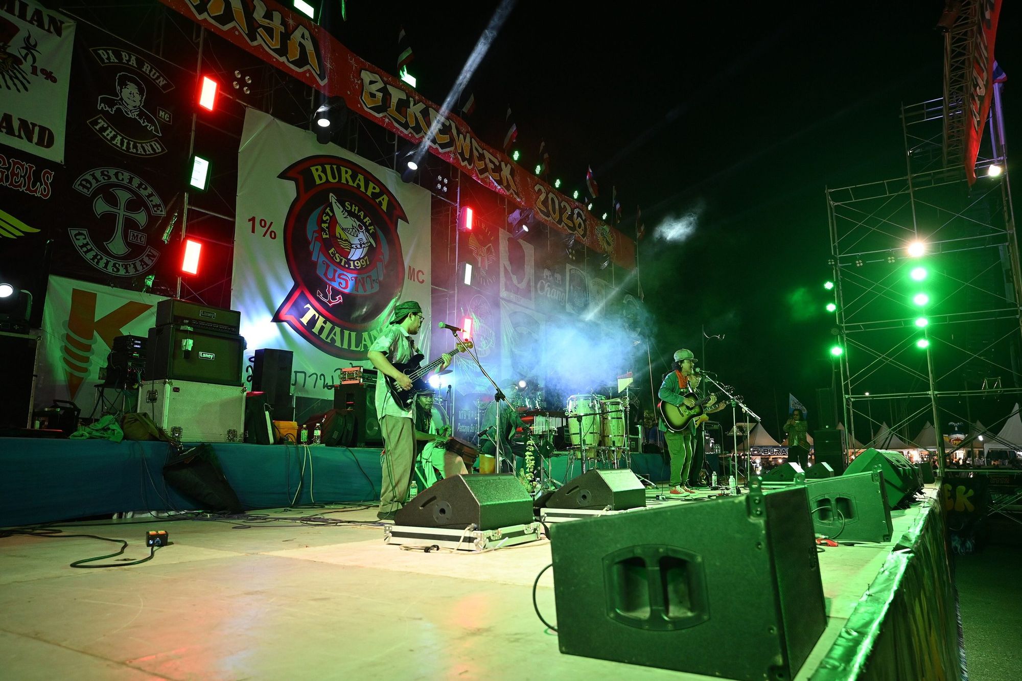 Colunas de som num palco de concerto
